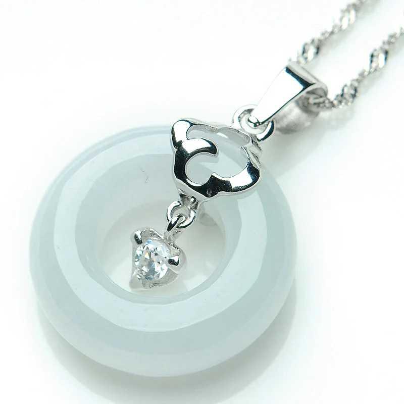 Натуральный карго-ледяной нефрит с серебряной платиновой петлей безопасности-пряжкой подлинным подлинным нефритом.