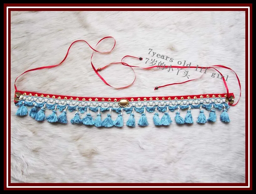 В готическом стиле танца живота с полосатыми ремешками в хип Обёрточная бумага