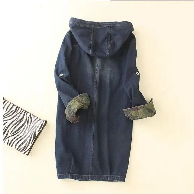 Однобортная длинная джинсовая куртка с капюшоном камуфляжная