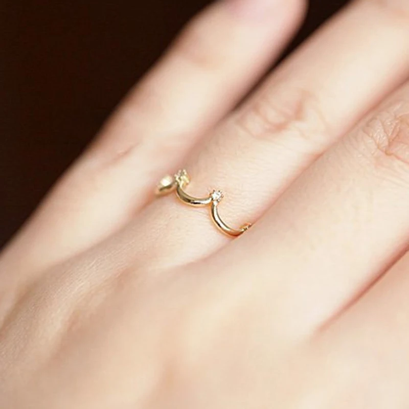 Женское кольцо с белыми кристаллами Золотое для помолвки геометрическим