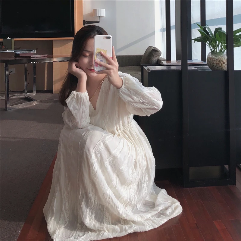 Шикарное нежное платье трапециевидной формы с кружевами и складками для тяжелой