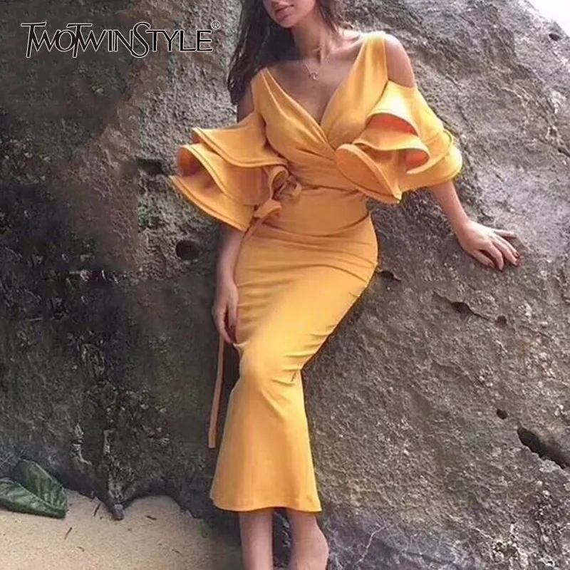 Платье TWOTWINSTYLE женское с открытыми плечами рукавами-фонариками бодикон 2020 |