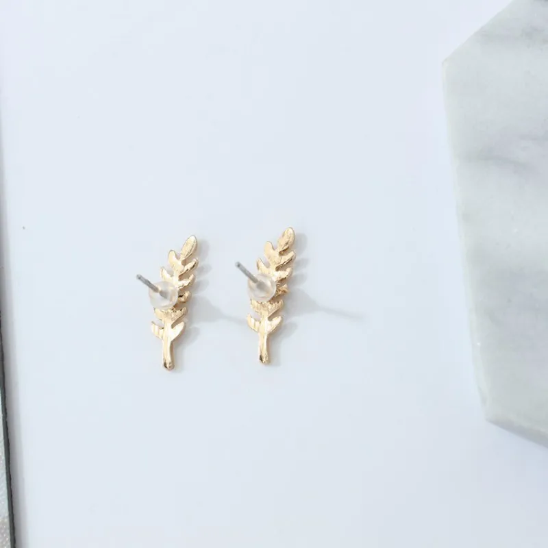 

2017 NEW vintage feather Earrings metal Korean Hollow Out leaves Minimalist simple metal Stud Earring Pending Charms boho Brinco