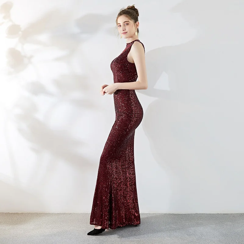 Голубое шикарное платье с блестками и бисером высоким воротником без рукавов