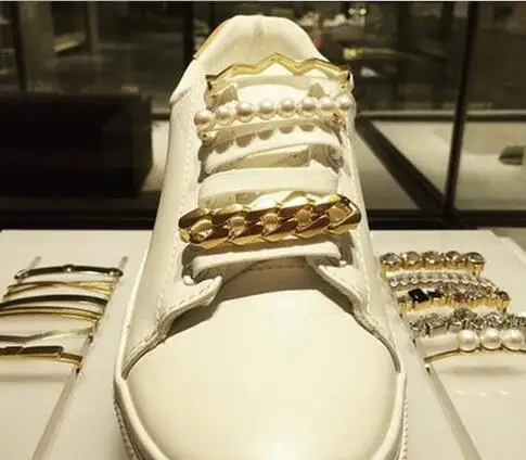 Модные металлические кроссовки различных стилей с украшением из кристаллов