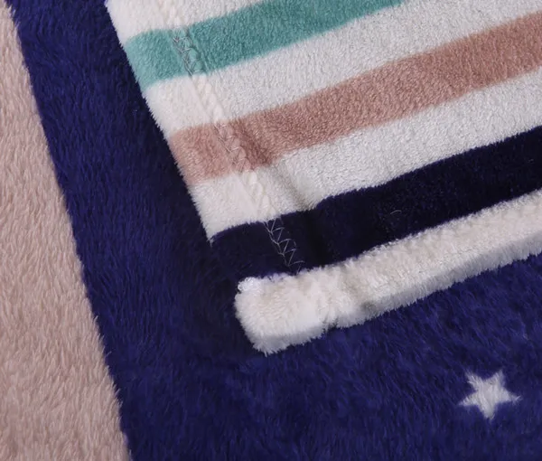 На диван-кровать милые пушистые клетчатые одеяла со звездами благородное