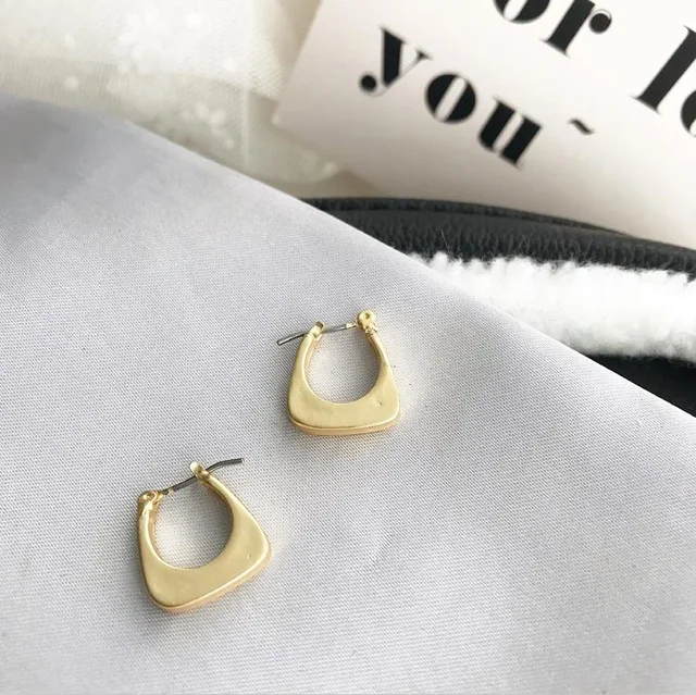 C AOMU, новинка, Корея, Необычные матовые геометрические скрученные полые круглые Висячие серьги для женщин, вечерние ювелирные изделия - Окраска металла: C