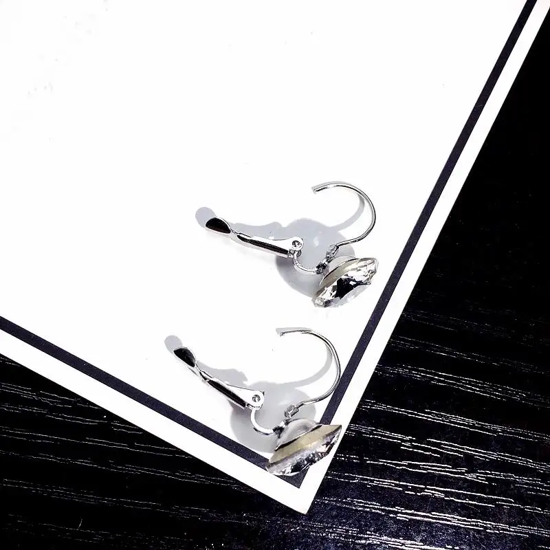 Серьги гвоздики Женские квадратные с голубым кристаллом простые элегантные