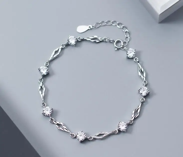 100% реальные. 925 стерлингового серебра Fine Jewelry 4 зубцами белый камень CZ и Engraved Open