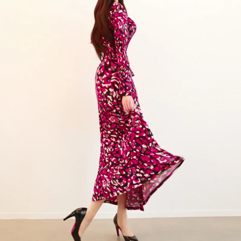 Леопардовой расцветки с треугольным вырезом и поясом бантом платье туника