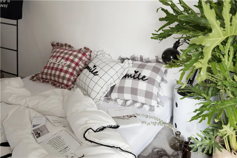 Подушка 45 см с оборками и улыбкой декоративные креативные клетчатые мягкие