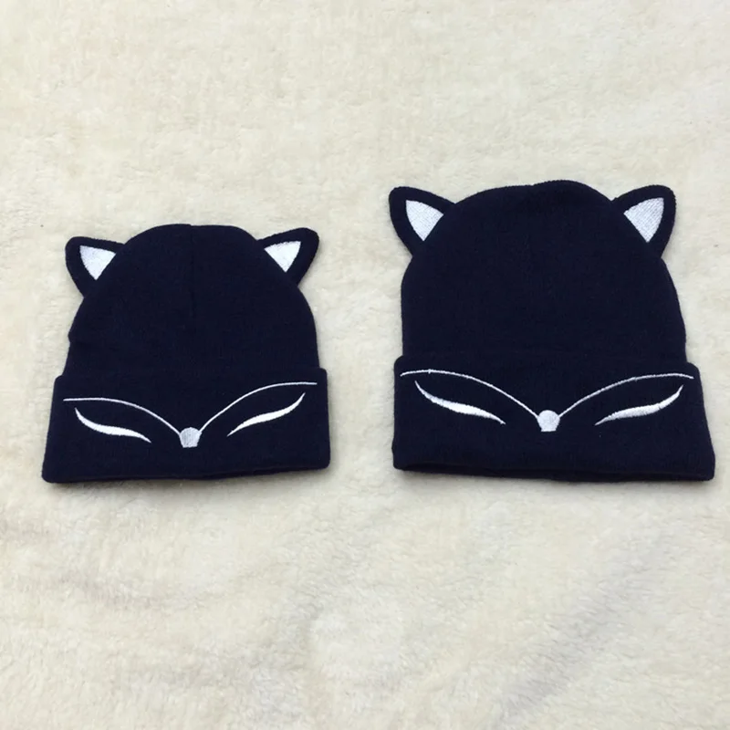 Вязаная шапка женская осенняя зимняя однотонная с милыми вышитыми лисьими