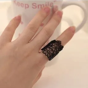 Модное кружевное кольцо с резным цветком женское унисекс позолоченное черное из