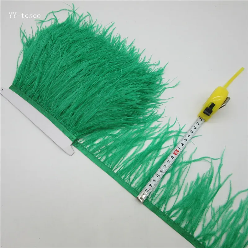 green 10 ярдов 10-15 см обрезки страусовых перьев для юбки/платье светильник зеленый страусиные перья ленты перо для рукоделия оперение одежды - Цвет: green