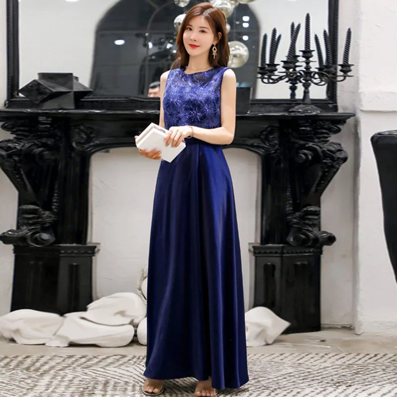 Женское длинное вечернее платье темно-синее с глубоким декольте расшитое