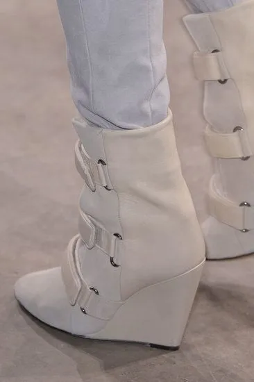 Женские Модельные ботильоны с острым носком кожаные ботинки на танкетке модные