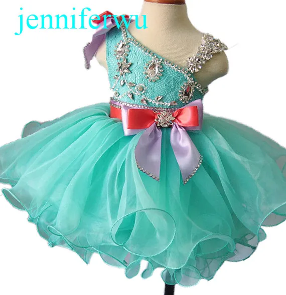 Потрясающие Маленькая девочка принцесса и торжественное платье с блестящими