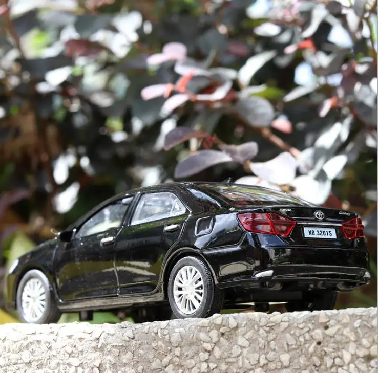 1:32 Toyota Camry СПЛАВ отступить модель автомобиля литья под давлением Металл игрушечных автомобилей звук и свет Коллекционная модель детские подарки