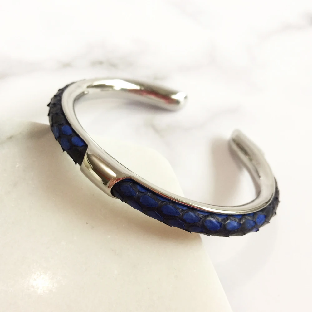 Роскошный браслет из кожи синего питона кожаный C образной формы Серебристый