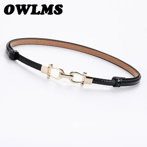 Женское платье из тонкой кожи с золотистой пряжкой