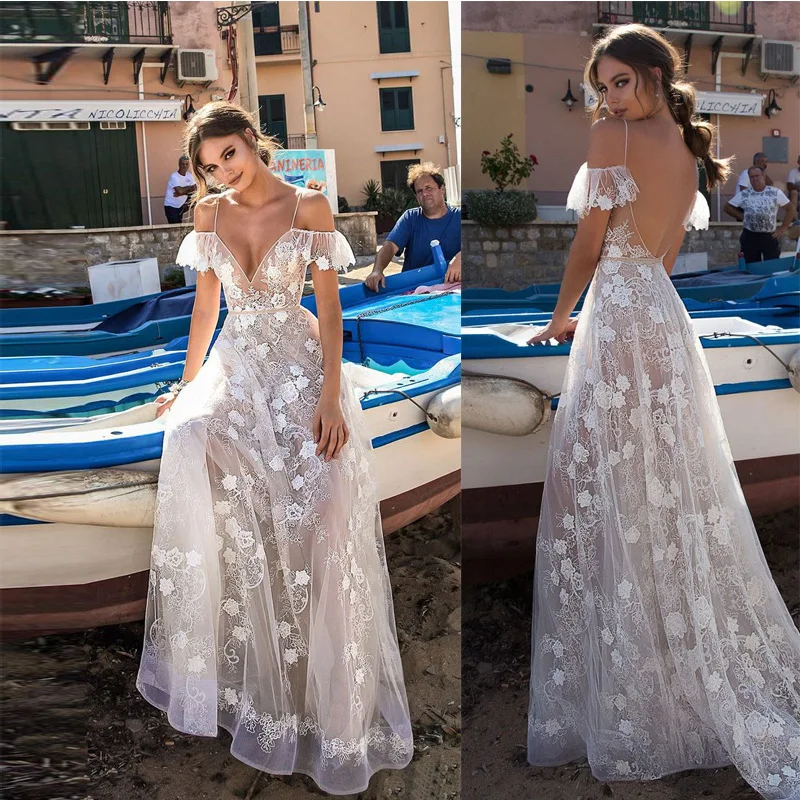 Женское платье с цветочным принтом белое длинное в стиле бохо треугольным