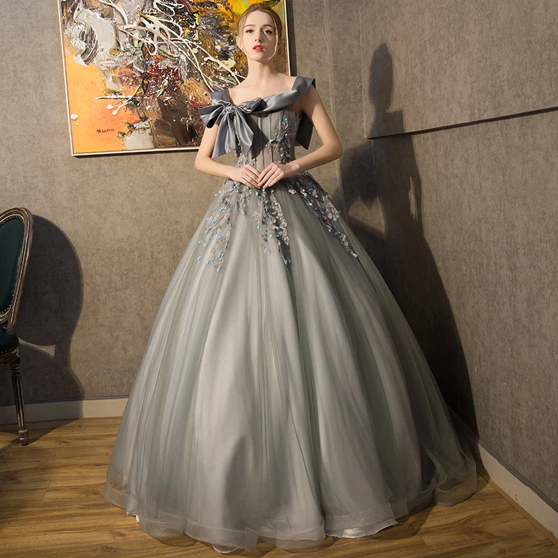 Высококачественное серебристо серое платье с открытыми плечами для выступлений