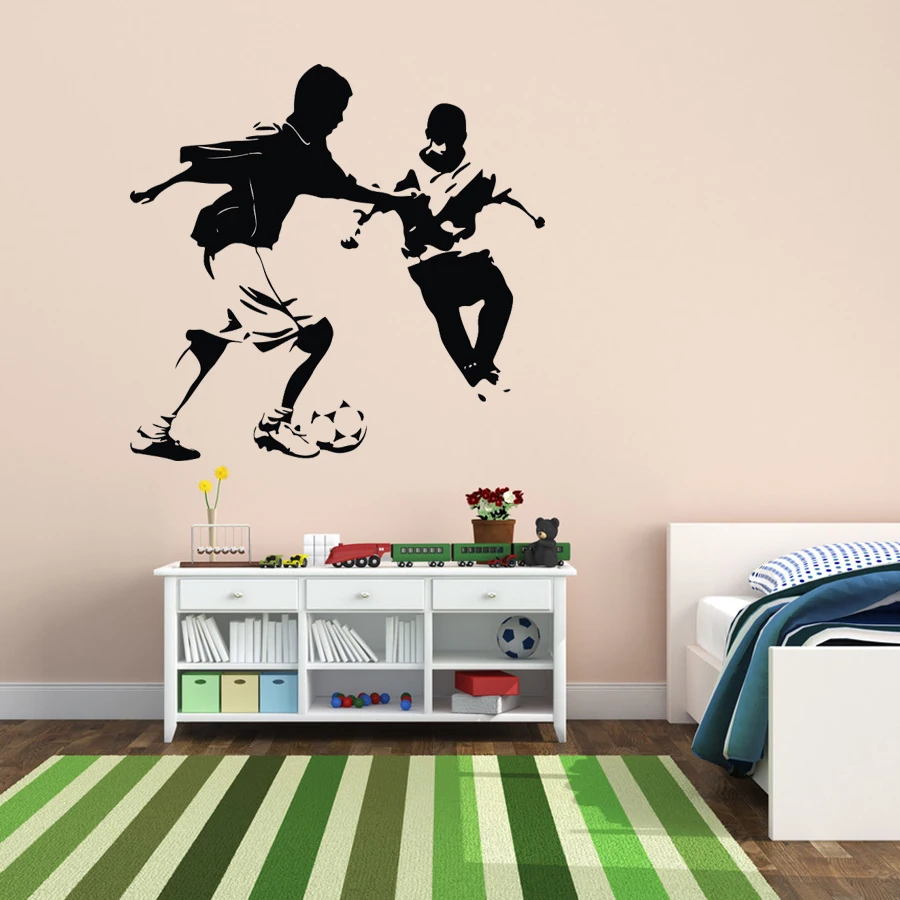 Виниловые наклейки с изображением двух мальчиков игроков в футбол настенные на