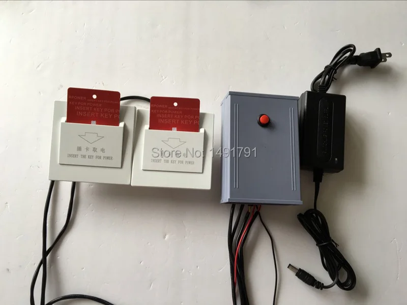 Вставьте две карты чтобы открыть свет 12 В или замкнуть вдали от темной комнаты