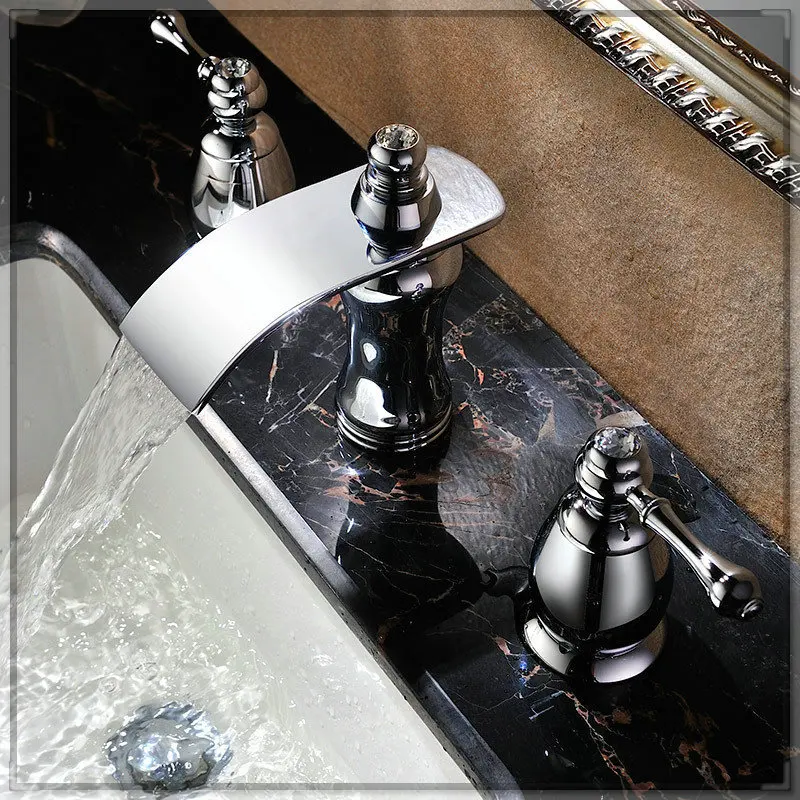 Три держать двойной ручкой золотой кран раковины ванной комнаты нажмите