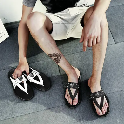 Новинка 2017 г. мужчин флип-флоп сандалии с заклепками повседневная обувь на