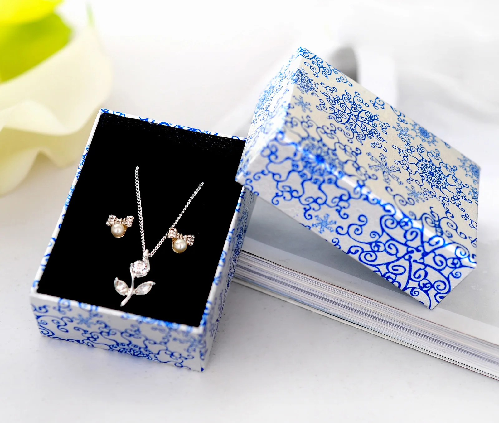 DoreenBeads Шкатулка синий и белый цветочный узор кольцо серьги коробки Подарочная Упаковка Дисплей 8,5*6,5*3,5 см 1 штука