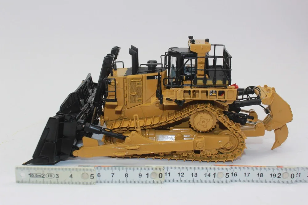 Коллекционная литая игрушка в подарок модель DM 1:50 Caterpillar Cat D11T трактор