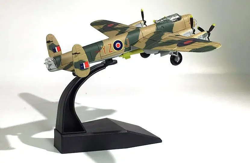 Второй мировой войны Avro Lancaster 1/144 литья под давлением модель самолета |