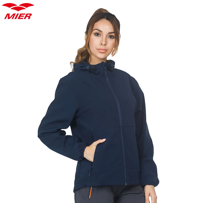 Женская ветрозащитная мягкая куртка с капюшоном теплая на флисовой подкладке