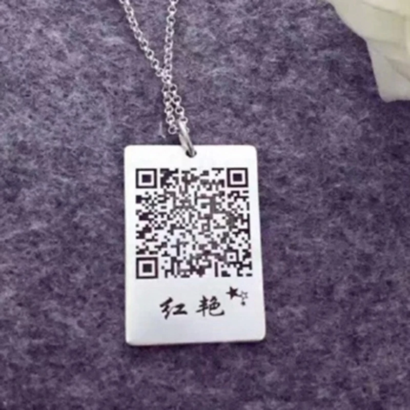 Мужское армейское ожерелье выгравировано на фотографии с qr-кодом который можно