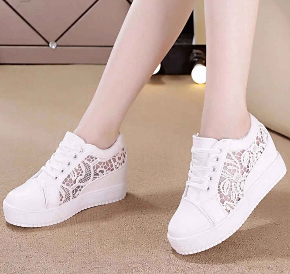 Женские кроссовки на танкетке повседневная обувь белого и черного цвета размеры