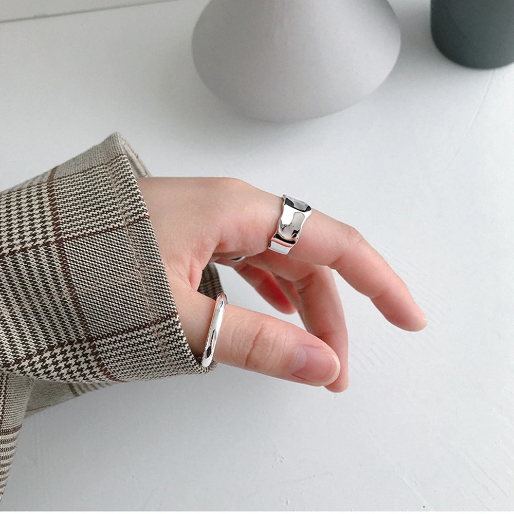 Женское широкое кольцо из серебра 925 пробы с неравномерной вогнутой