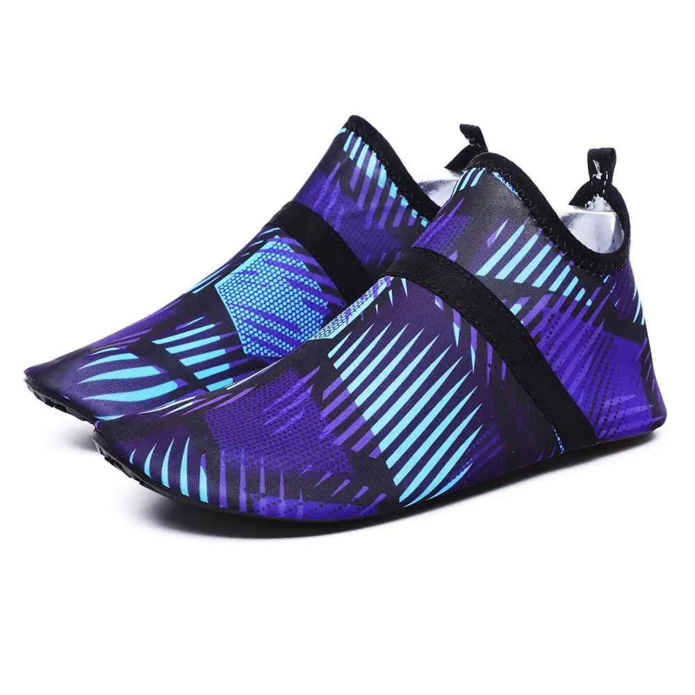 Black Blue Спортивная обувь для плавания для пар; женская и мужская водонепроницаемая обувь; пляжные кроссовки с мягкой стелькой; средний размер; обувь с кокосовым листом - Цвет: Black Blue