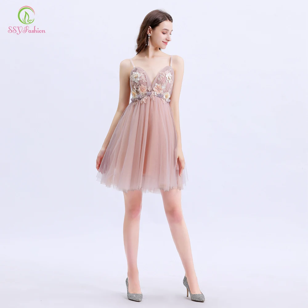 Коктейльные мини платья SSYFashion короткие кружевные с треугольным вырезом и