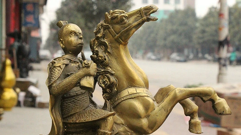 Китай латунь Yuanbao Король обезьян солнце Wu Kong рука Молитва флаг Статуя Верховая