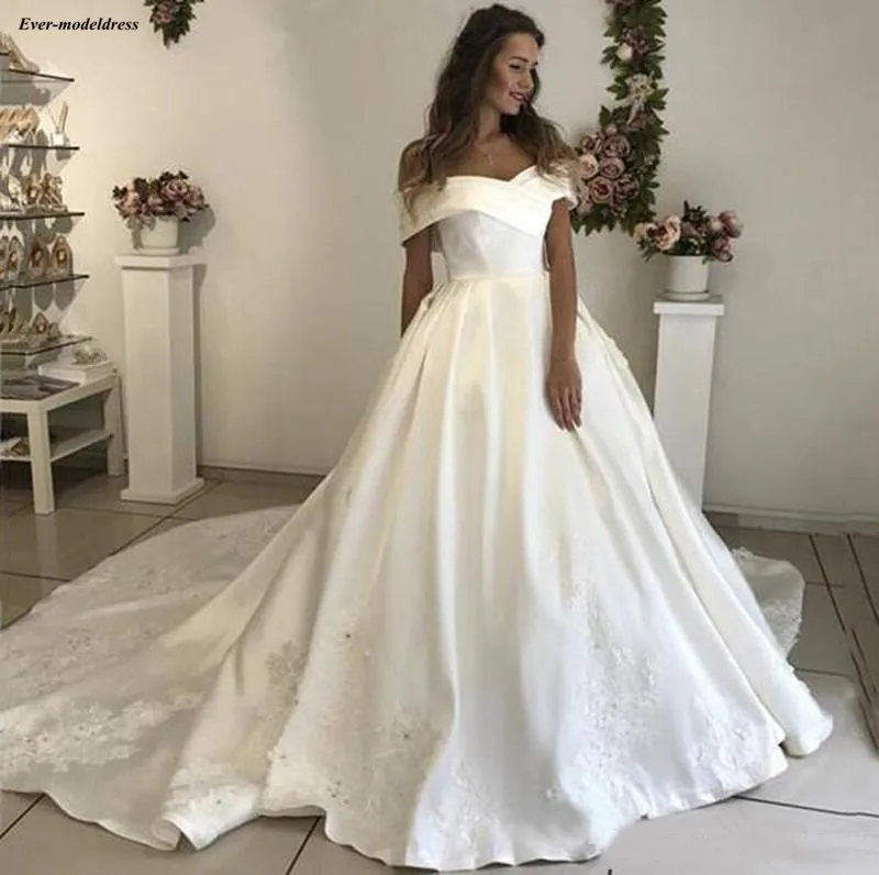 Платье свадебное атласное ТРАПЕЦИЕВИДНОЕ с открытыми плечами аппликацией и