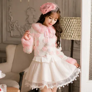 Пальто розовое с вышивкой в виде цветка дождя