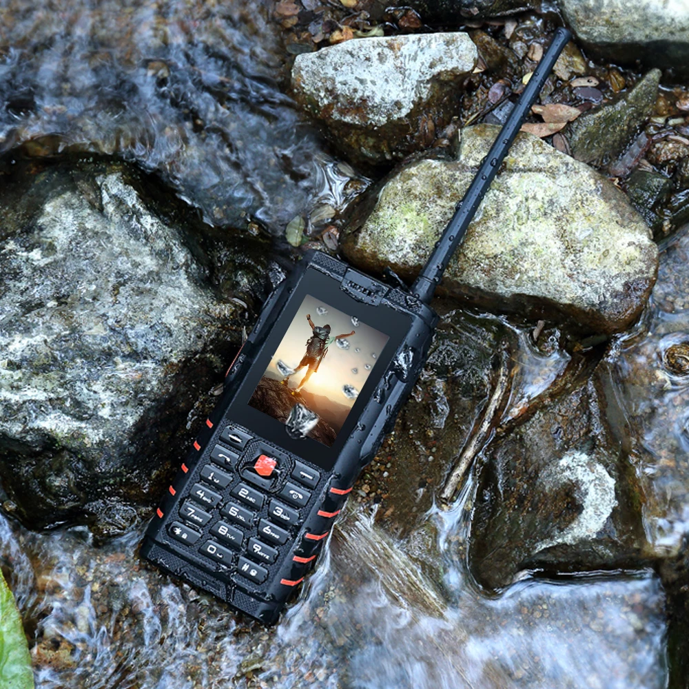 Ioutdoor T2 Прочный мобильный телефон IP68 Walkie-talkie Интерком 4500mAh Power Bank Сильный фонарик 2.4 "GSM Водонепроницаемая ячейка.