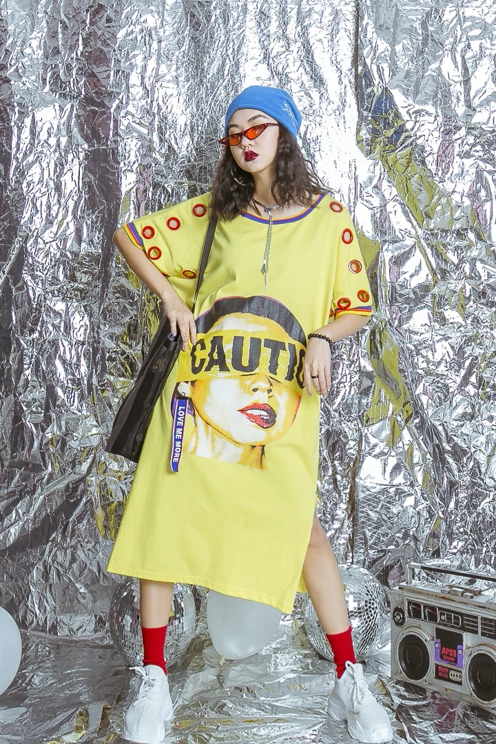 Original design hip-hop character letter lip biting female pattern hollowed out five points long sleeved dress | Женская одежда