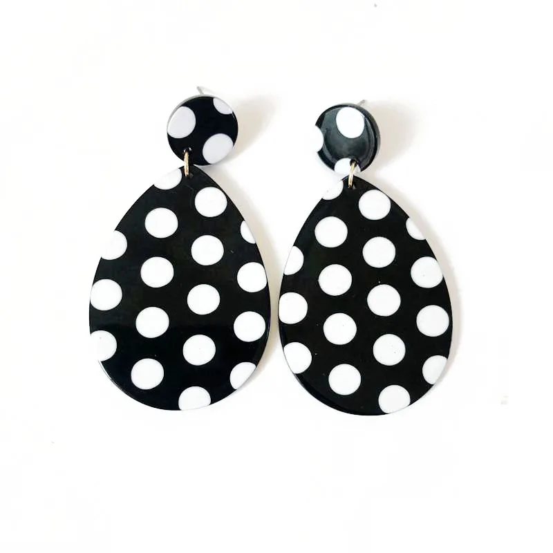 Серьги гвоздики геометрической формы в европейском и американском