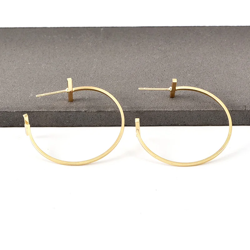 Серьги-гвоздики женские геометрической формы простые круглые золотистые