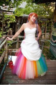 Милое сатиновое платье для невесты а силуэта Радужное яркое с драпировкой