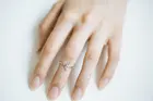 30 шт.лот боковая стрелка кольцо с математическим символом больше или меньше, чем кольца с символом, кольцо для костяшек для женщин, оптовая продажа