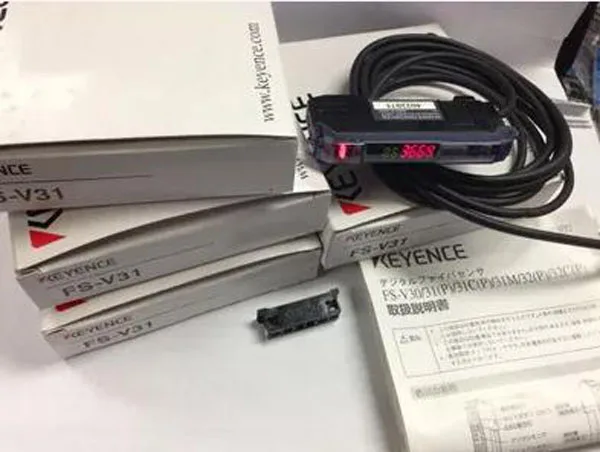 Новый и оригинальный KEYENCE Волоконно-оптические датчики усилителя FS-V31 |