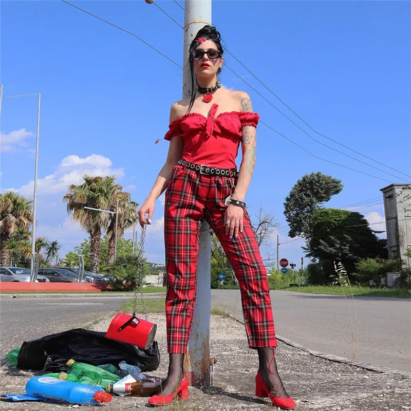 Фото 2018 уличные клетчатые женские свободные прямые брюки на молнии длинные красные